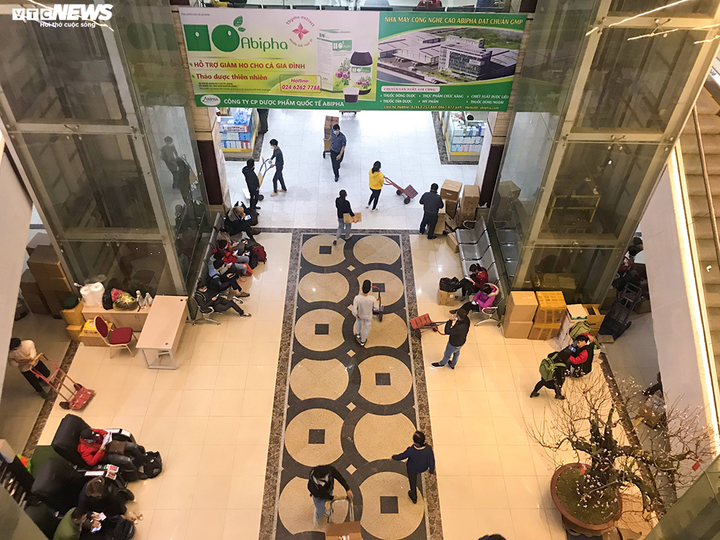 Hàng loạt nhà thuốc ở Hà Nội treo biển 'không bán khẩu trang, đừng hỏi' - 10