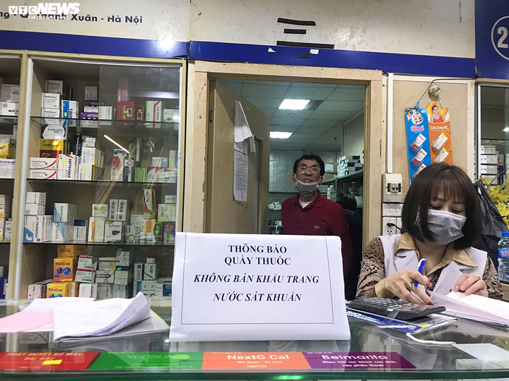 Hàng loạt nhà thuốc ở Hà Nội treo biển 'không bán khẩu trang, đừng hỏi' - 7