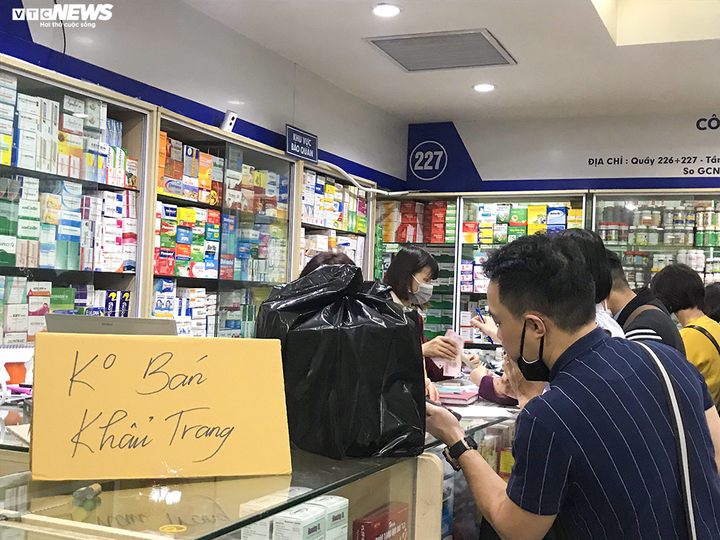 Hàng loạt nhà thuốc ở Hà Nội treo biển 'không bán khẩu trang, đừng hỏi' - 8