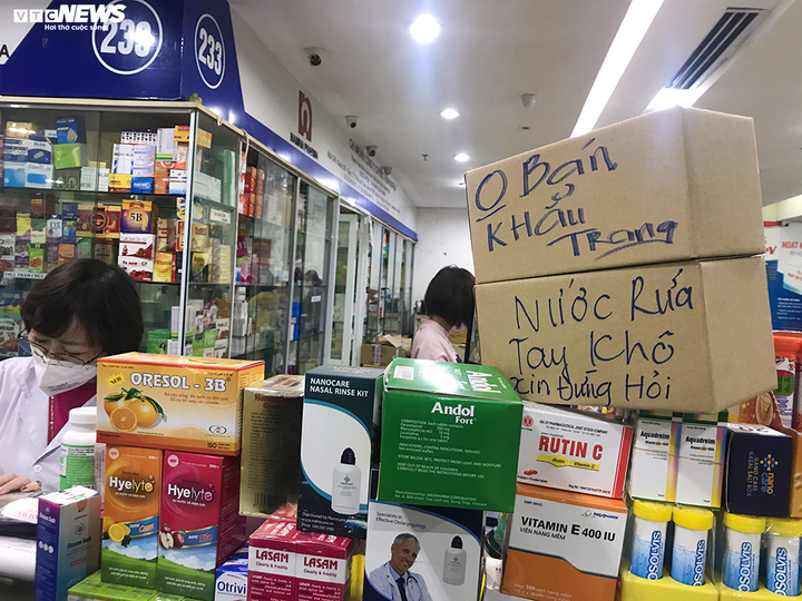 Hàng loạt nhà thuốc ở Hà Nội treo biển 'không bán khẩu trang, đừng hỏi' - 2