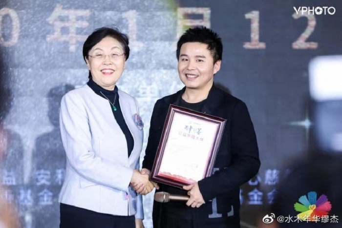 Nam ca sĩ lái xe 30 giờ, quyên tặng 15 tấn rau cho Vũ Hán là ai? - 9