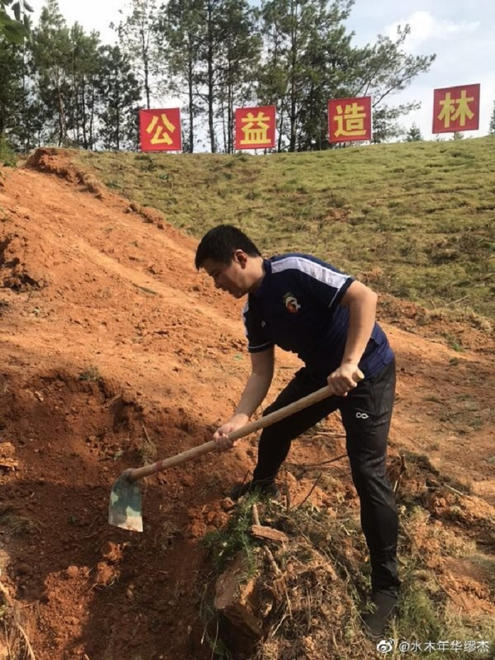 Nam ca sĩ lái xe 30 giờ, quyên tặng 15 tấn rau cho Vũ Hán là ai? - 5