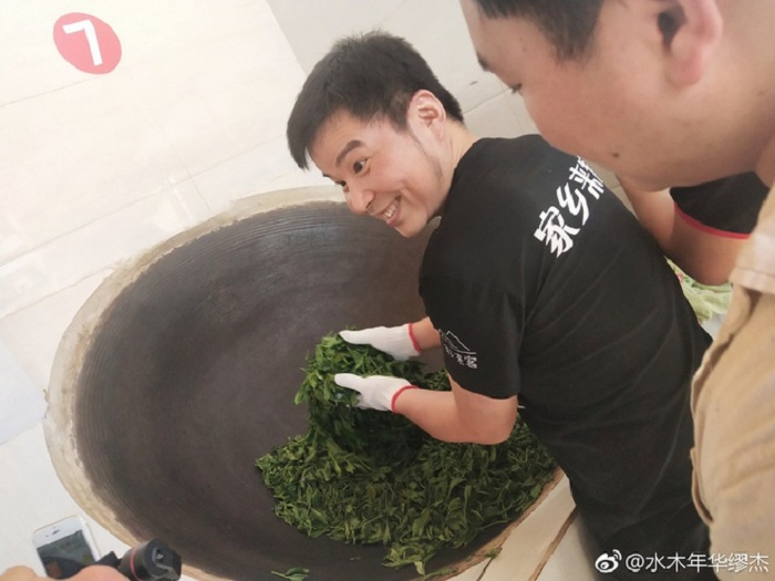 Nam ca sĩ lái xe 30 giờ, quyên tặng 15 tấn rau cho Vũ Hán là ai? - 6