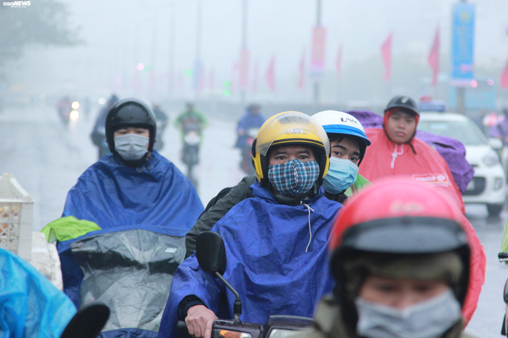 Hà Nội chìm trong sương mù, ẩm ướt từ sáng đến chiều, dân lo sợ virus corona bùng phát - 5