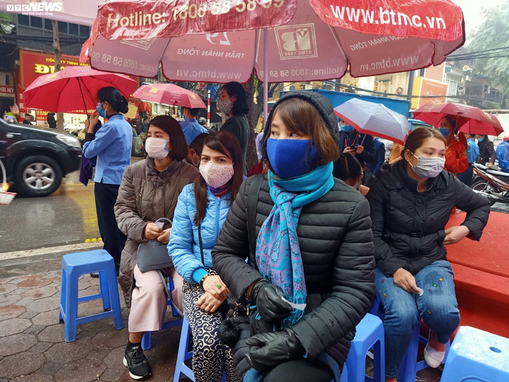 Hà Nội chìm trong sương mù, ẩm ướt từ sáng đến chiều, dân lo sợ virus corona bùng phát - 8