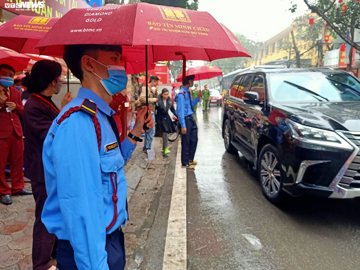 Hà Nội chìm trong sương mù, ẩm ướt từ sáng đến chiều, dân lo sợ virus corona bùng phát - 7