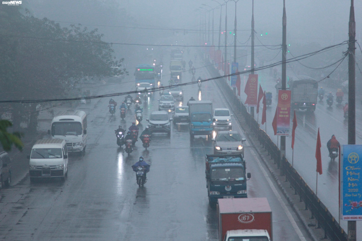 Hà Nội chìm trong sương mù, ẩm ướt từ sáng đến chiều, dân lo sợ virus corona bùng phát - 2