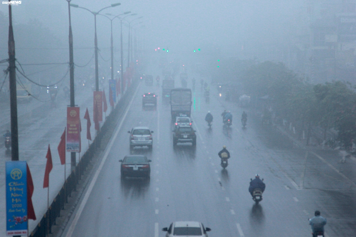 Hà Nội chìm trong sương mù, ẩm ướt từ sáng đến chiều, dân lo sợ virus corona bùng phát - 1