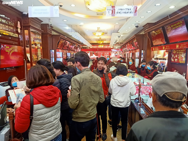 Hà Nội chìm trong sương mù, ẩm ướt từ sáng đến chiều, dân lo sợ virus corona bùng phát - 9