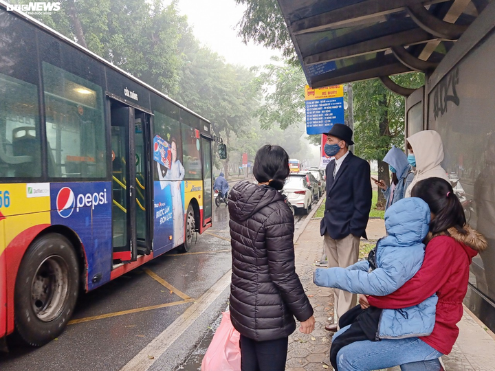 Hà Nội chìm trong sương mù, ẩm ướt từ sáng đến chiều, dân lo sợ virus corona bùng phát - 6