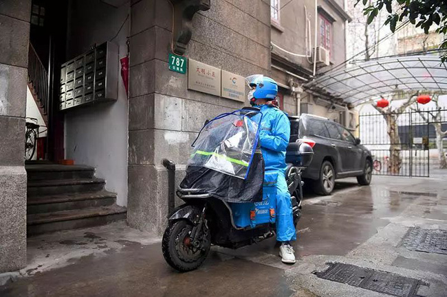 Shipper Trung Quốc đi giao hàng trong thời gian ủ bệnh - 1