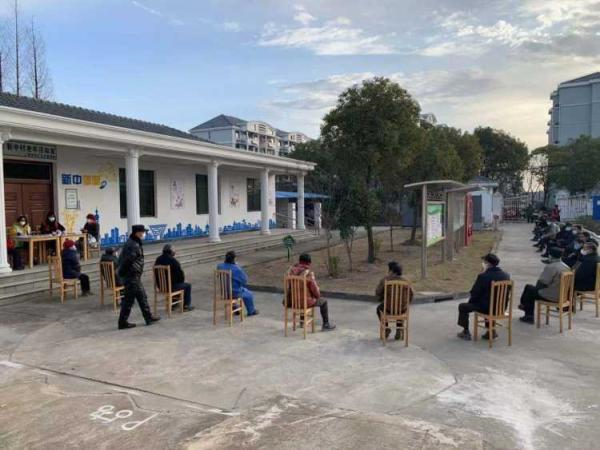 Người Trung Quốc xếp hàng cách nhau 2 m để nhận khẩu trang chống virus corona - 1