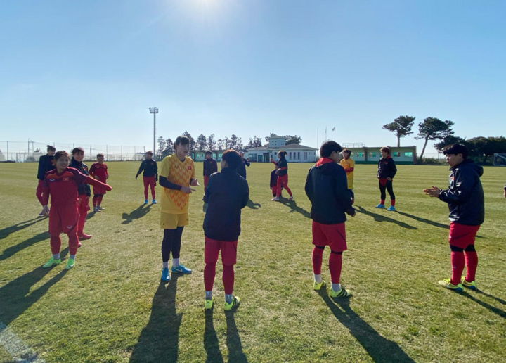 Tuyển nữ Việt Nam phòng chống virus corona thế nào? - 1