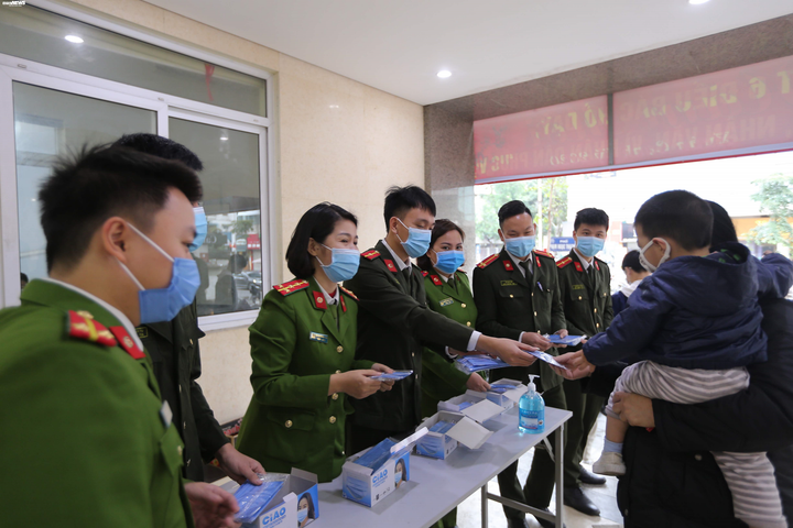 Ảnh: Dân Hà Nội đi làm thủ tục cấp và đổi thẻ căn cước, hộ chiếu được phát khẩu trang phòng dịch corona - 3