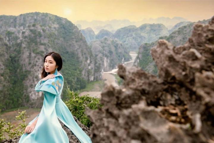 Đại sứ áo dài khoe vẻ đẹp yêu kiều trên đỉnh Hang Múa - 8