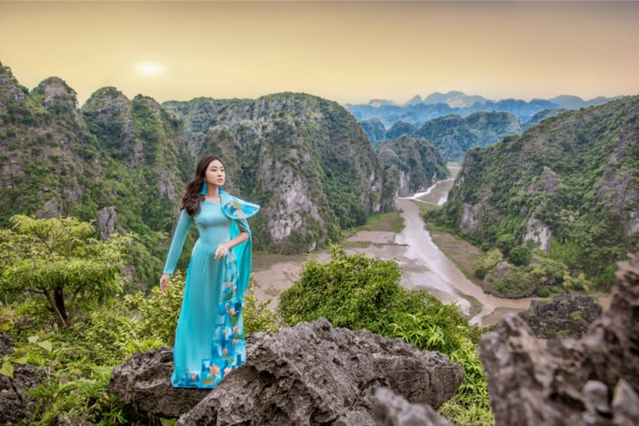Đại sứ áo dài khoe vẻ đẹp yêu kiều trên đỉnh Hang Múa - 7