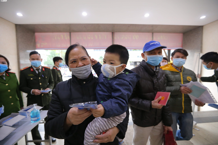 Ảnh: Dân Hà Nội đi làm thủ tục cấp và đổi thẻ căn cước, hộ chiếu được phát khẩu trang phòng dịch corona - 7