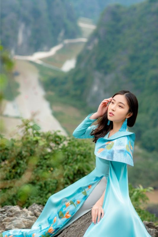 Đại sứ áo dài khoe vẻ đẹp yêu kiều trên đỉnh Hang Múa - 9