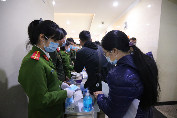 Ảnh: Dân Hà Nội đi làm thủ tục cấp và đổi thẻ căn cước, hộ chiếu được phát khẩu trang phòng dịch corona - 4