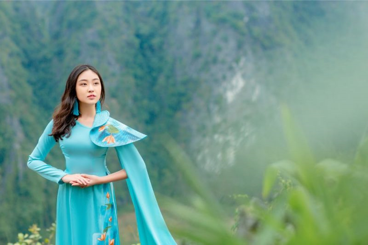 Đại sứ áo dài khoe vẻ đẹp yêu kiều trên đỉnh Hang Múa - 6