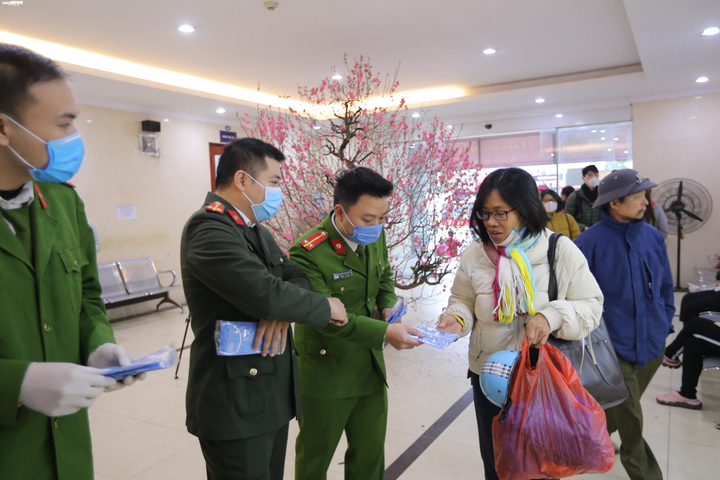 Ảnh: Dân Hà Nội đi làm thủ tục cấp và đổi thẻ căn cước, hộ chiếu được phát khẩu trang phòng dịch corona - 6