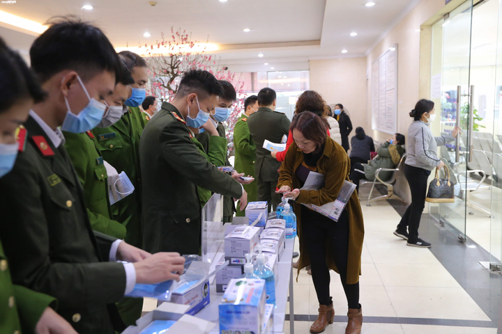 Ảnh: Dân Hà Nội đi làm thủ tục cấp và đổi thẻ căn cước, hộ chiếu được phát khẩu trang phòng dịch corona - 8