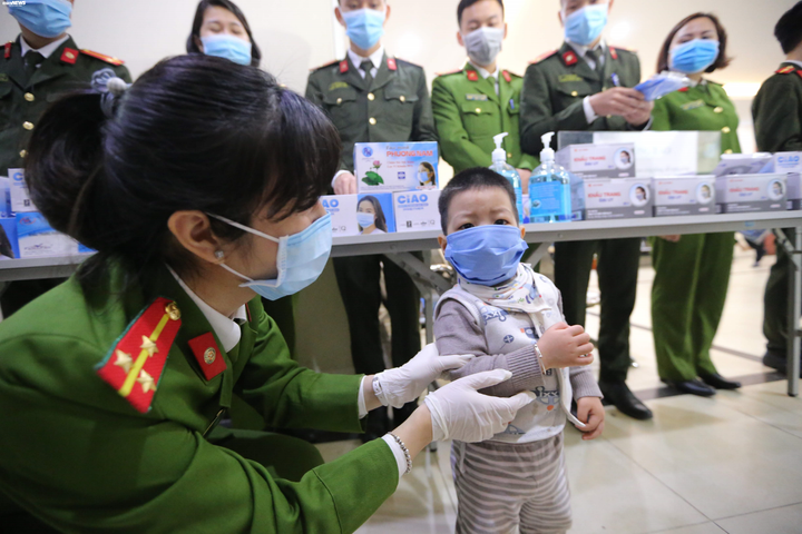 Ảnh: Dân Hà Nội đi làm thủ tục cấp và đổi thẻ căn cước, hộ chiếu được phát khẩu trang phòng dịch corona - 5