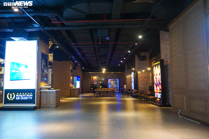 Dân cảnh giác corona, trung tâm thương mại Hà Nội vắng vẻ, đìu hiu - 5