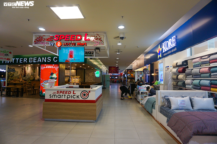 Dân cảnh giác corona, trung tâm thương mại Hà Nội vắng vẻ, đìu hiu - 6