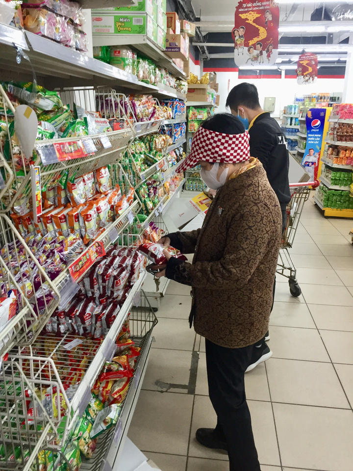 Dân Hà Nội mua tích trữ, thực phẩm, rau xanh siêu thị đắt hàng - 9