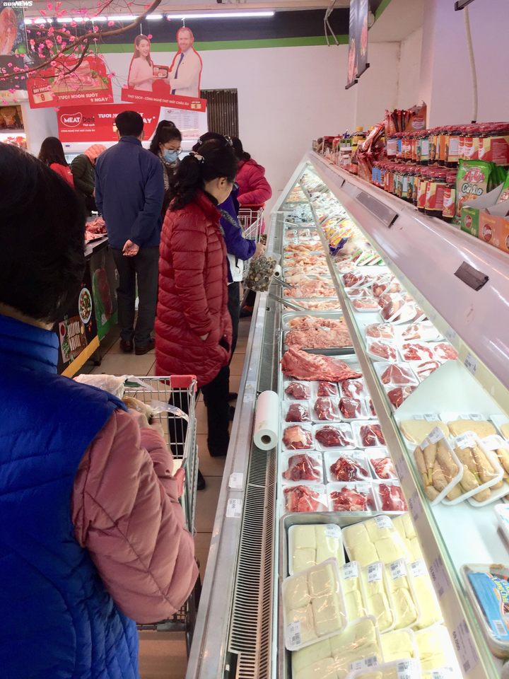 Dân Hà Nội mua tích trữ, thực phẩm, rau xanh siêu thị đắt hàng - 7