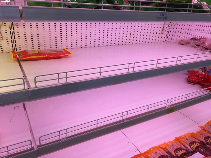 Dân Hà Nội mua tích trữ, thực phẩm, rau xanh siêu thị đắt hàng - 8