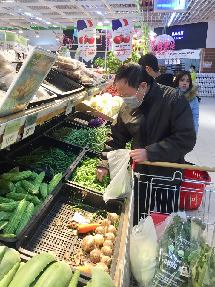 Dân Hà Nội mua tích trữ, thực phẩm, rau xanh siêu thị đắt hàng - 3