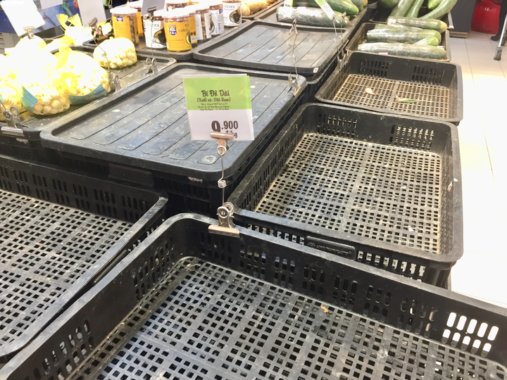 Dân Hà Nội mua tích trữ, thực phẩm, rau xanh siêu thị đắt hàng - 5