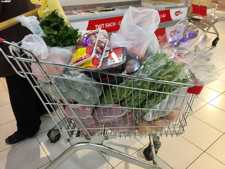 Dân Hà Nội mua tích trữ, thực phẩm, rau xanh siêu thị đắt hàng - 10