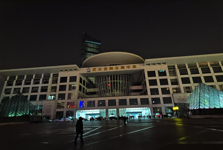 Vũ Hán gấp rút chuyển trung tâm triển lãm thành bệnh viện dã chiến 2.000 giường bệnh - 1