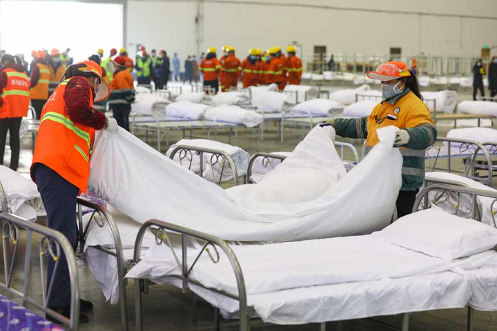 Vũ Hán gấp rút chuyển trung tâm triển lãm thành bệnh viện dã chiến 2.000 giường bệnh - 8