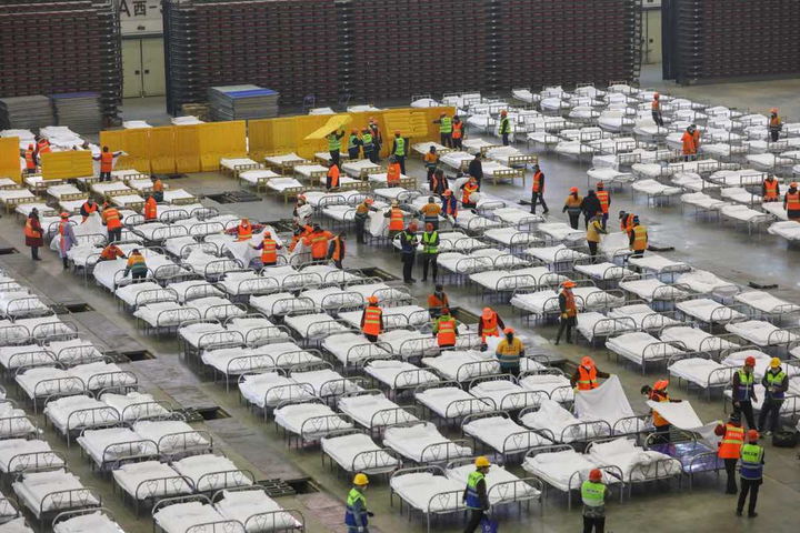 Vũ Hán gấp rút chuyển trung tâm triển lãm thành bệnh viện dã chiến 2.000 giường bệnh - 9