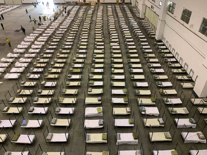 Vũ Hán gấp rút chuyển trung tâm triển lãm thành bệnh viện dã chiến 2.000 giường bệnh - 3