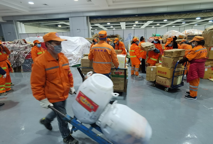 Vũ Hán gấp rút chuyển trung tâm triển lãm thành bệnh viện dã chiến 2.000 giường bệnh - 4