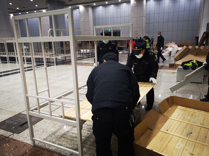 Vũ Hán gấp rút chuyển trung tâm triển lãm thành bệnh viện dã chiến 2.000 giường bệnh - 5