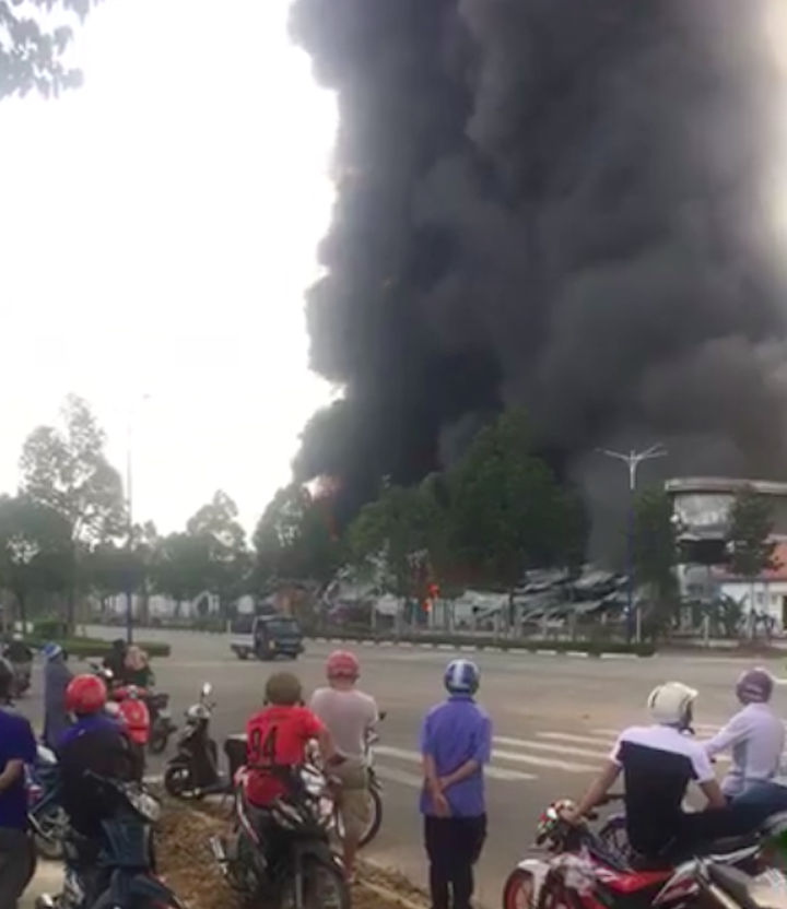 Cháy lớn ở công ty đồ da tại Bình Dương, nhà xưởng đổ sập - 2