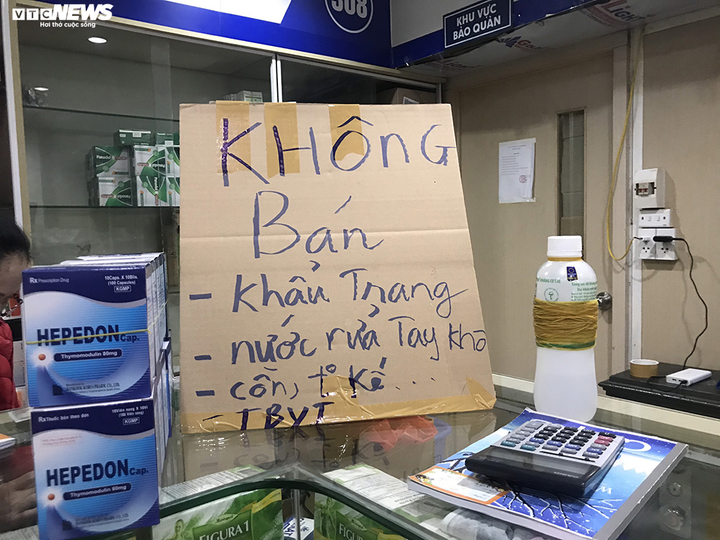 Nhà thuốc đồng loạt treo biển không bán khẩu trang: Có thể kiến nghị xử lý hình sự - 1