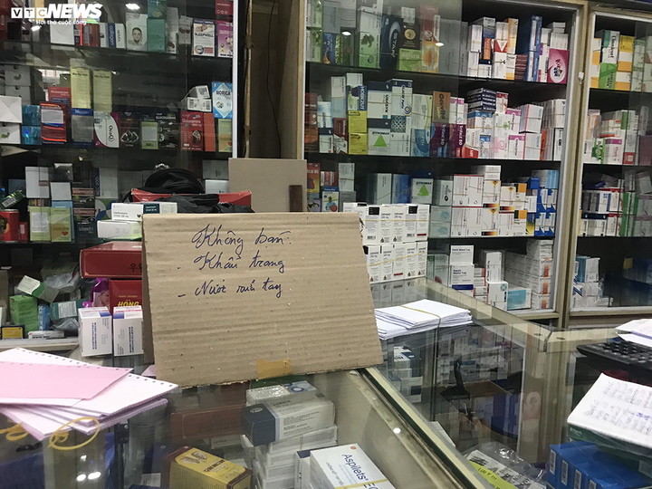 Nhà thuốc đồng loạt treo biển không bán khẩu trang: Có thể kiến nghị xử lý hình sự - 2