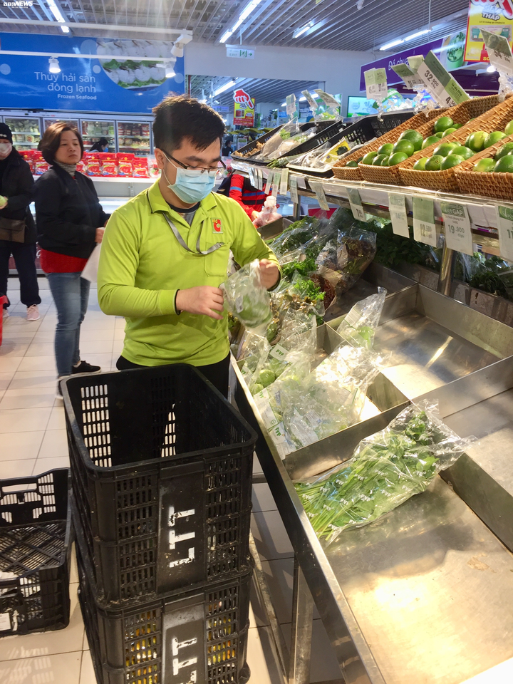 Dân Hà Nội mua tích trữ, thực phẩm, rau xanh siêu thị đắt hàng - 6