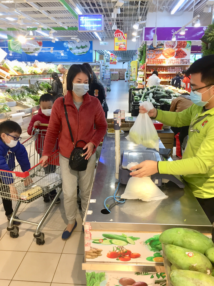 Dân Hà Nội mua tích trữ, thực phẩm, rau xanh siêu thị đắt hàng - 4