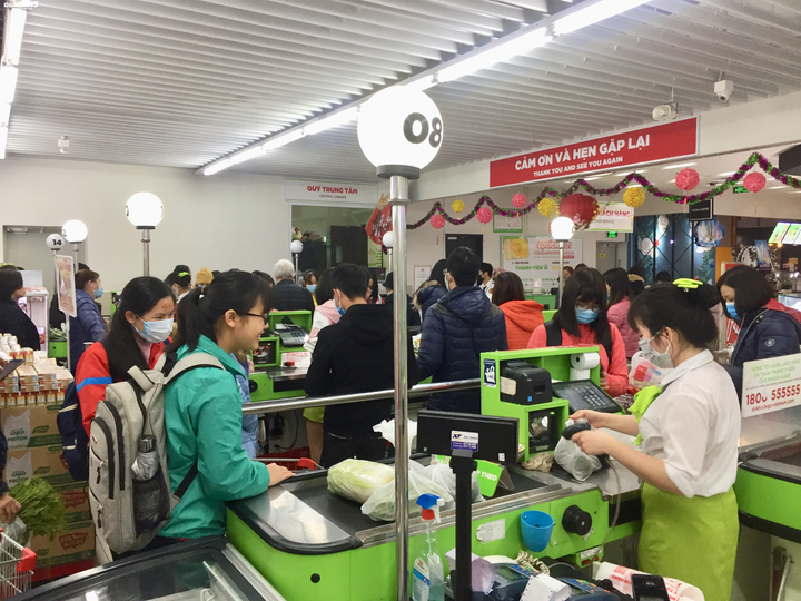 Dân Hà Nội mua tích trữ, thực phẩm, rau xanh siêu thị đắt hàng - 11