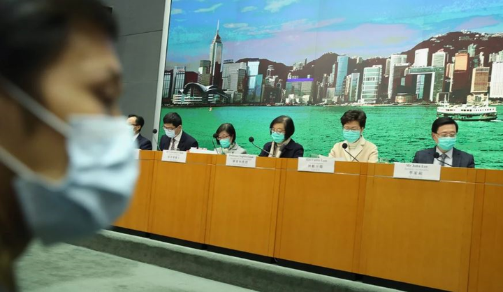 Coronavirus: Trưởng đặc khu Hong Kong yêu cầu quan chức không đeo khẩu trang nhường nhân viên y tế - 1