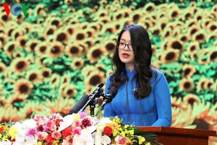 Nữ đảng viên trẻ bật khóc khi xem phim về người mẹ giặt áo bên bến Hiền Lương - 1