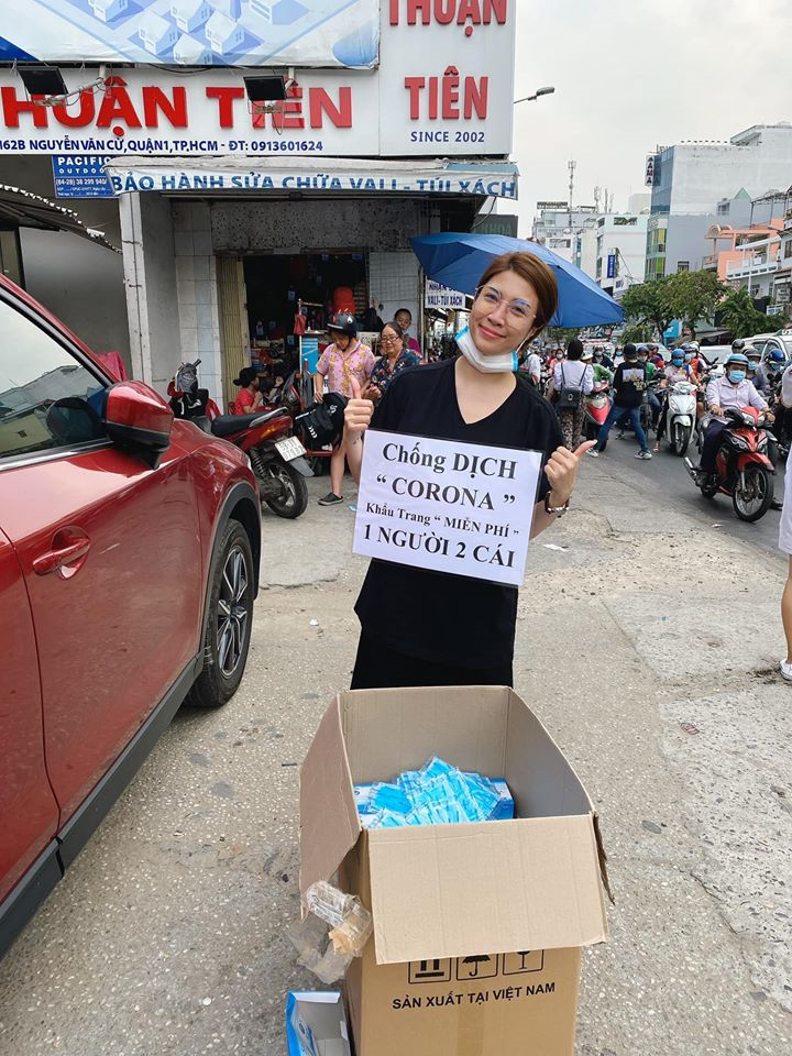 Khắc Việt, Giang Hồng Ngọc chi tiền mua khẩu trang phát miễn phí giữa đại dịch corona - 3